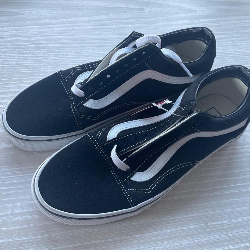 Vans Old Skool NWT Black with White Stripe 9.5 Women/8.0 Mens